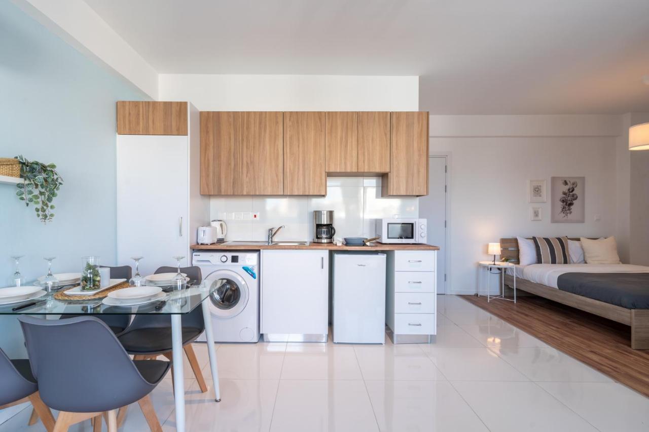 Livia Studio Apartment In Larnaca Extérieur photo