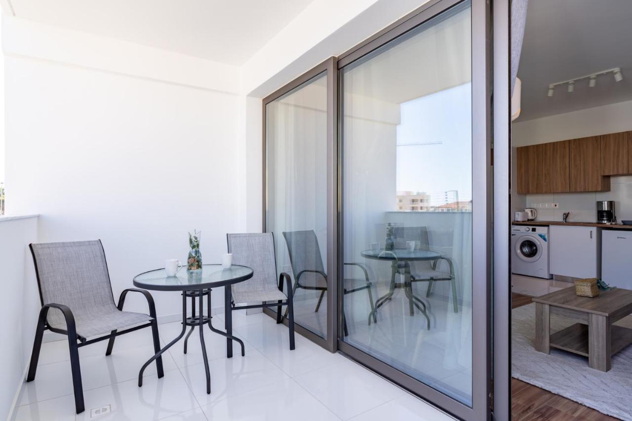 Livia Studio Apartment In Larnaca Extérieur photo