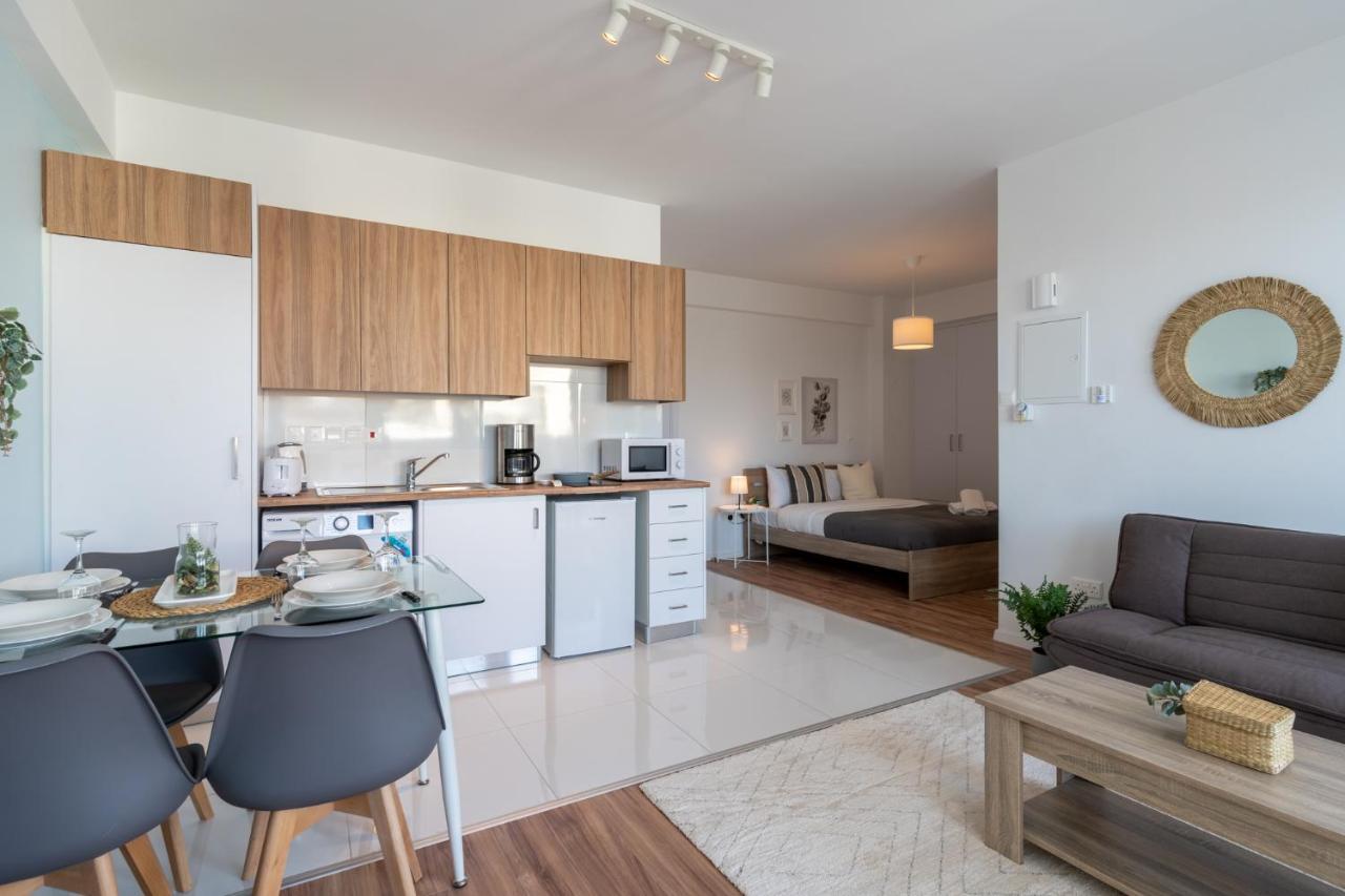 Livia Studio Apartment In Larnaca Extérieur photo